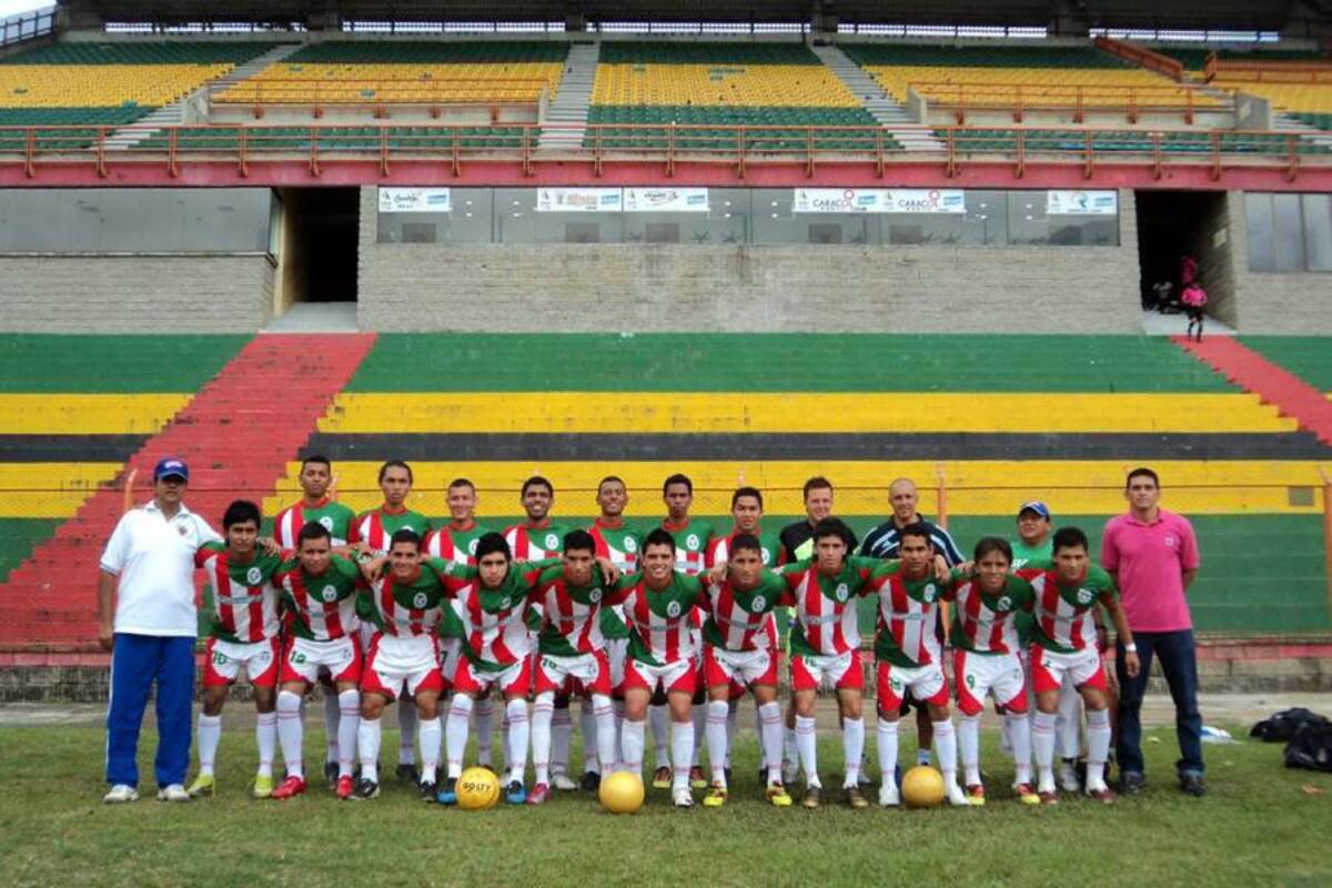 El once Real Piedecuesta se enfrenta hoy al equipo Universidad Santo Tomas, en la final del Hexagonal de Fútbol 2011 de Floridablanca. (Foto: Archivo/VANGUARDIA LIBERAL )