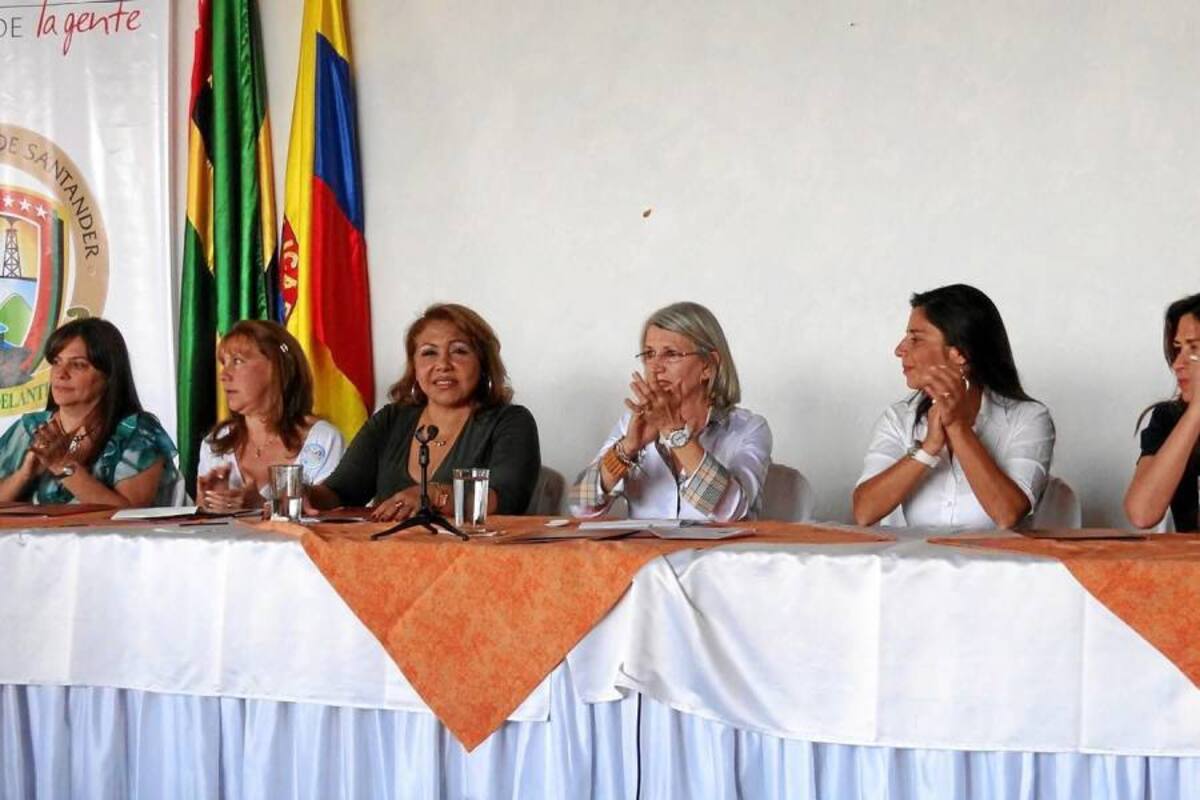 Aspectos del Segundo Encuentro Nacional de gestoras sociales, que se realiza en Barichara, en el cual se firmó el pacto por el buen trato ’Mujeres y niños tratémoslos con cariño’, que dirige la Gobernación de Santander. (Foto: Suministrada /VANGUARDIA LIBERAL)