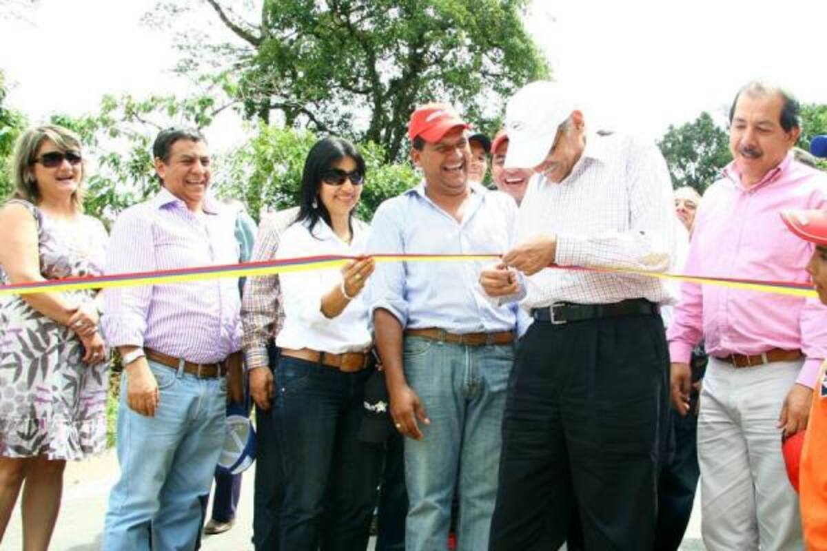 Además de los funcionarios de la localidad, del gobierno departamental, de las autoridades militares y de policía que estuvieron presentes, la población campesina que participó del acto inaugural de la pavimentación de la vía Gámbita - Vado Real, señaló que este cambio beneficiará además a los boyacenses. (Foto: Suministrada /VANGUARDIA LIBERAL)