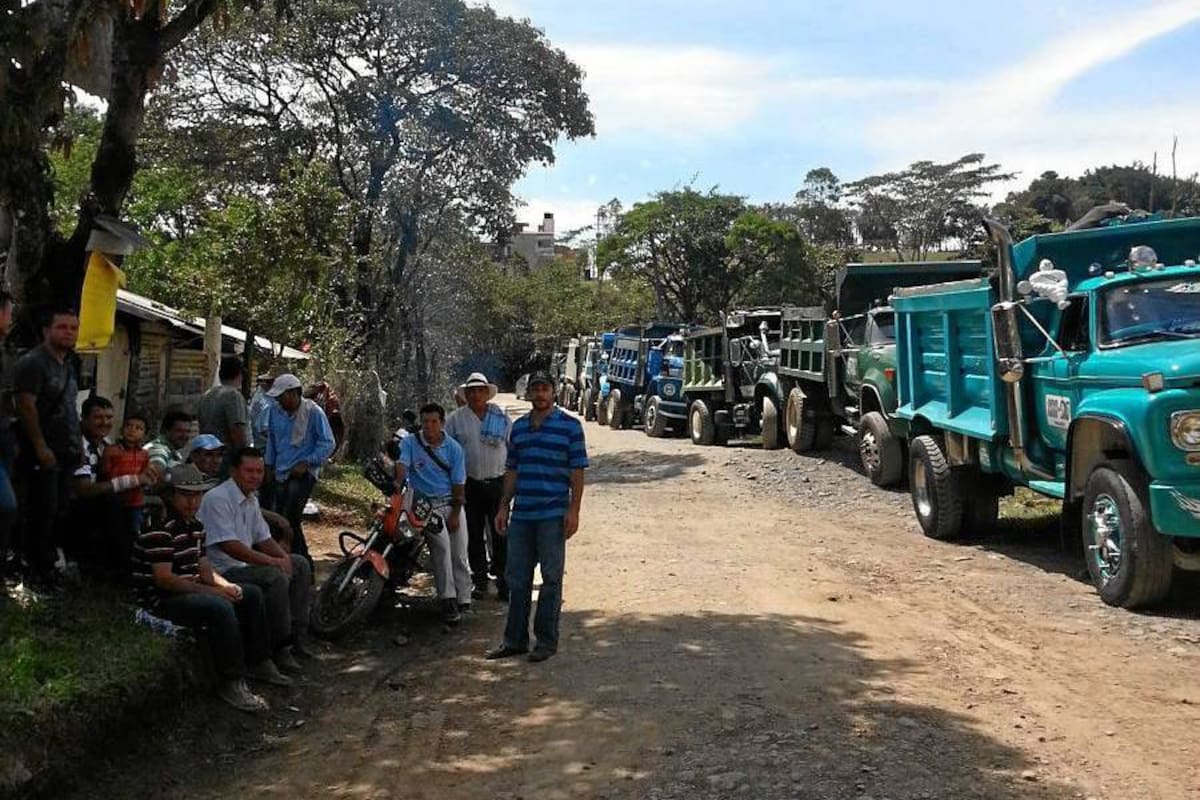 Aspectos de la protesta que adelantan los transportadores de Puente Nacional contra la empresa Construvicol a quienes le exigen que contrate mano de obra local. (Foto: Suministrada/VANGUARDIA LIBERAL)