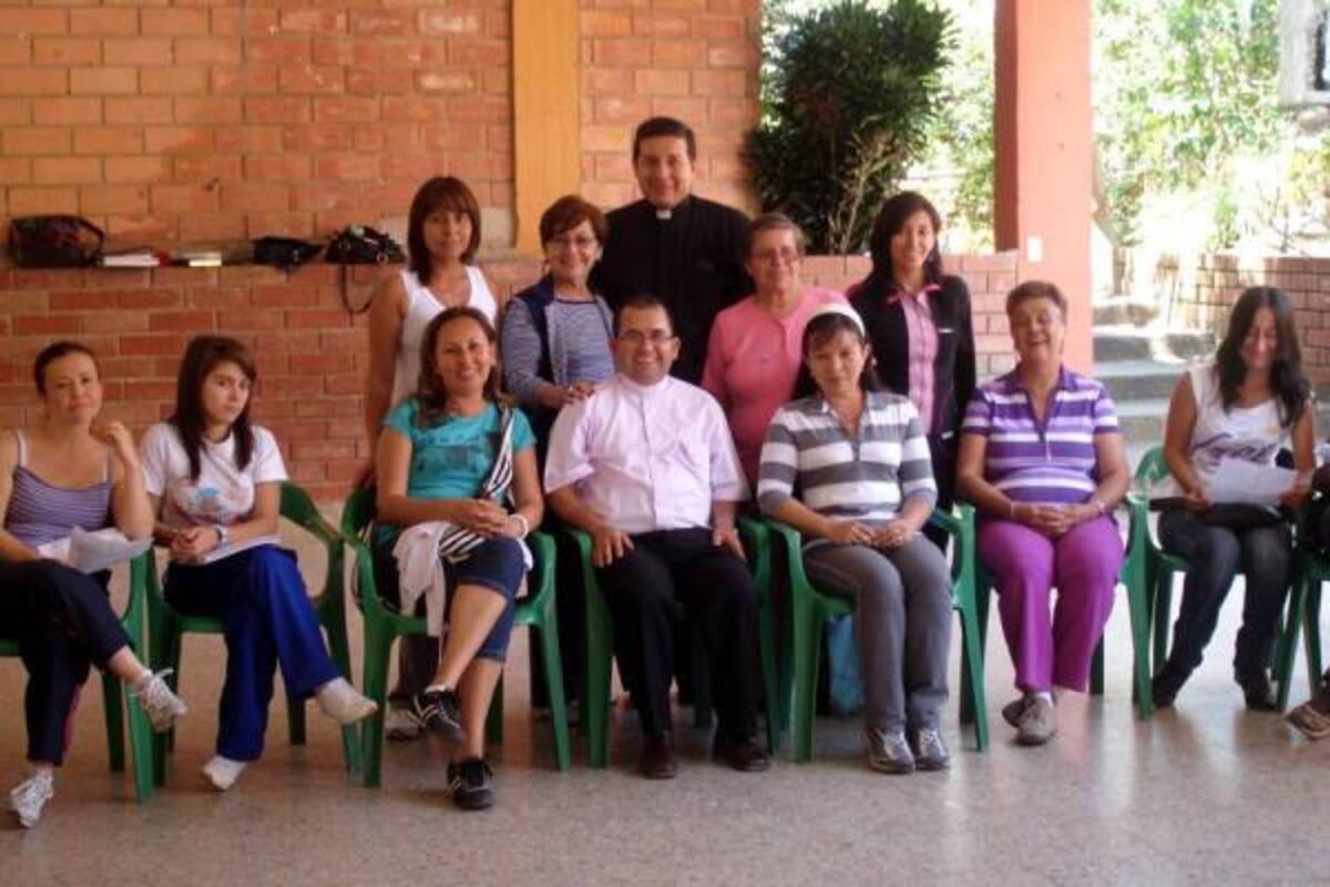 En la foto aparecen los docentes del Colegio Parroquial San Luis Gonzaga de Barbosa donde adelanta sus estudios Juan David González Rincón. Sentado, al centro, el padre rector, Miguel Ángel Velazco Parada y a su izquierda la docente Doly Mayerly Morales González, directora de grupo de Juan David e impulsora de la participación de los niños en el Concurso del Ministerio de Educación.(Foto: Nancy Acuña R. / VANGUARDIA LIBERAL)
