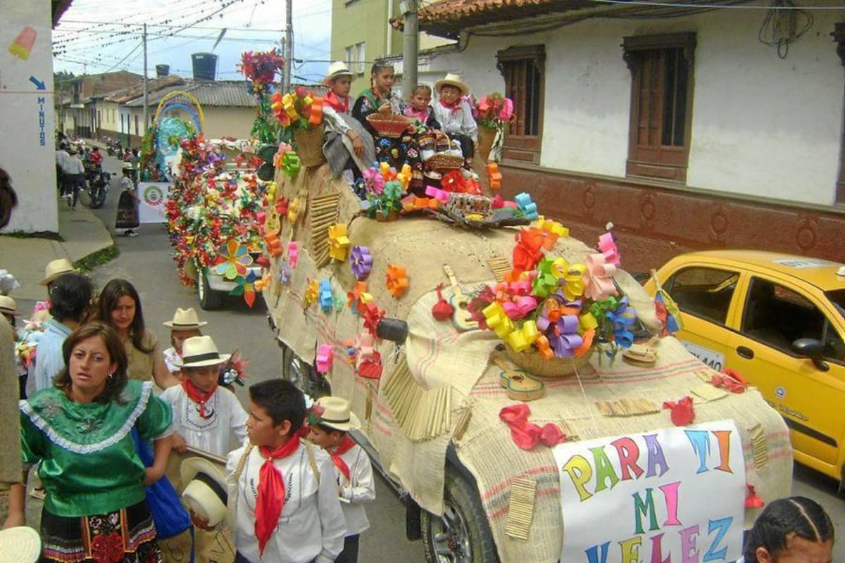Desfile multicolor realizado en el marco de la inauguración del Festival Folclórico Estudiantil, organizado por el Colegio Universitario de Vélez, y que contó con la participación de la comunidad de estudiantes de esta ciudad. (Foto: Suministrada/VANGUARDIA LIBERAL)