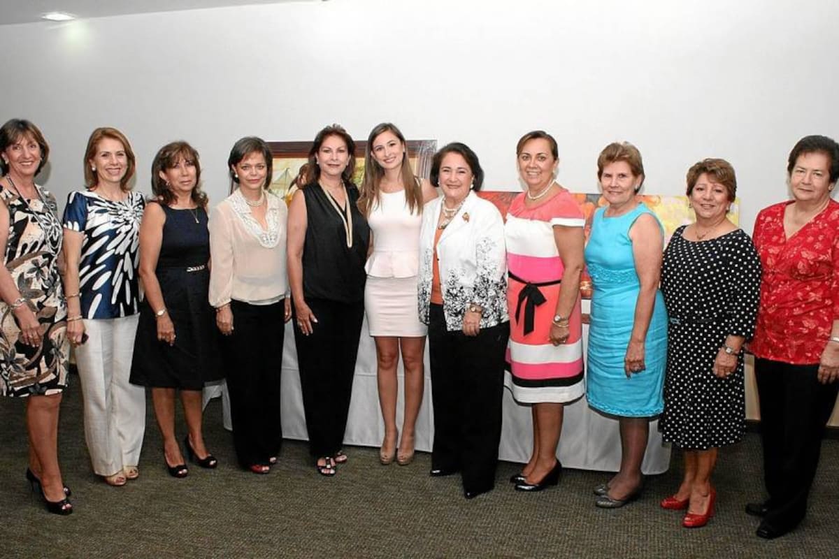 Esperanza de Aparicio, Nohora Liévano de Ortiz, Isabel Rincón de Torres, Luz Stella Montoya de Bayona, Clara Inés Cote de Gómez, Clara Juliana Gómez Cote, Martha Ortiz de Cabanzo, Beatriz Santa María de Ortiz, Leonor Osorio de Gómez, Gilma Infante de Díaz y Carmen Elisa de Ruiz. (Foto: Mauricio Betancourt / VANGUARDIA LIBERAL)