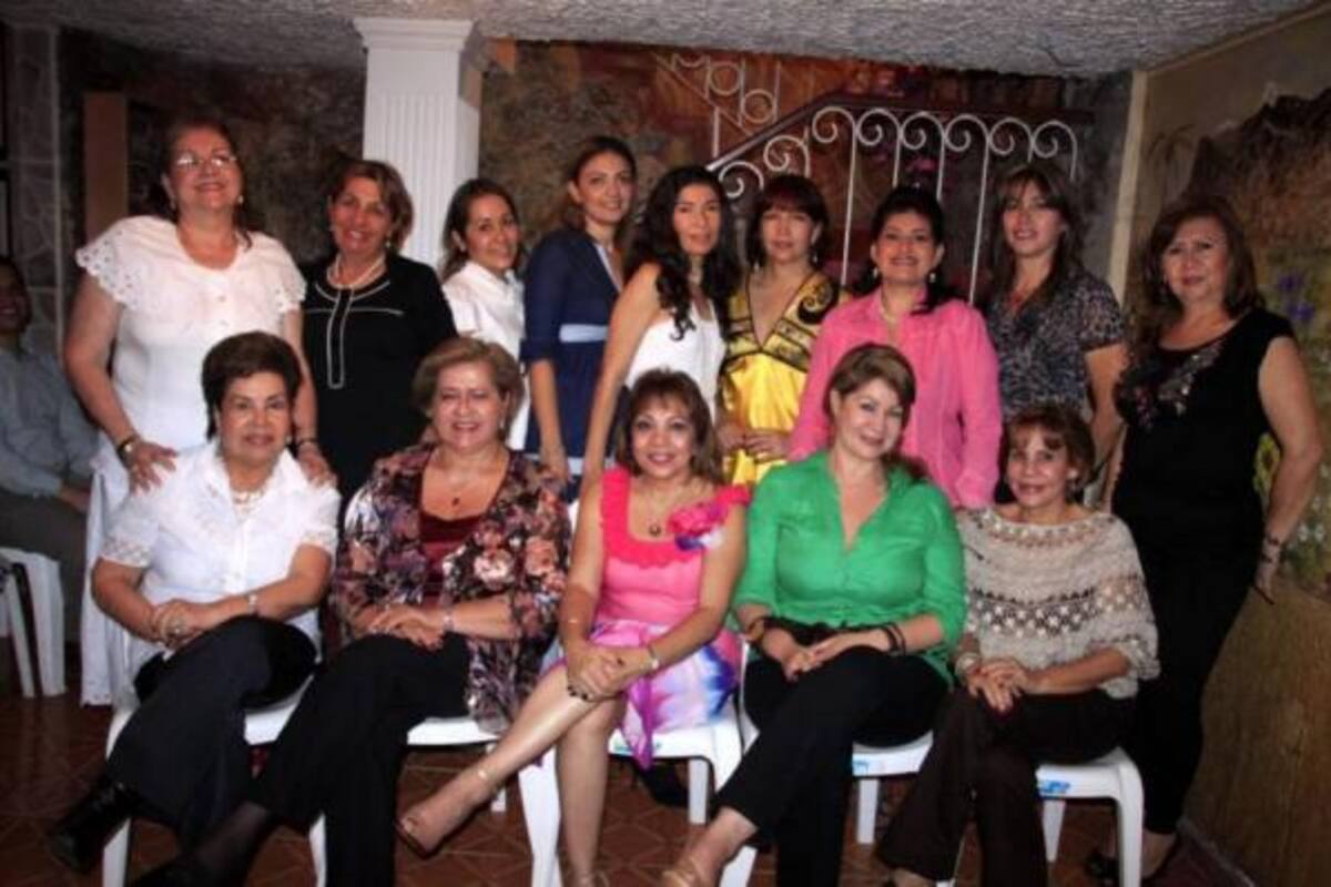 Isaura López, Beatriz Camacho de Uribe, la agasajada Zorayda Cuán, Rosy de Acevedo, Sonia Murillo, Cilia Carrascal, Esther Reyes, Ángela Estrada, Marisol Andrade, Piedad Serpa, Raquel Díaz, Ruth de Estrada, Margarita Gómez de Durán y Dora Bautista.(Foto: Mauricio Villamizar/VANGUARDIA LIBERAL)