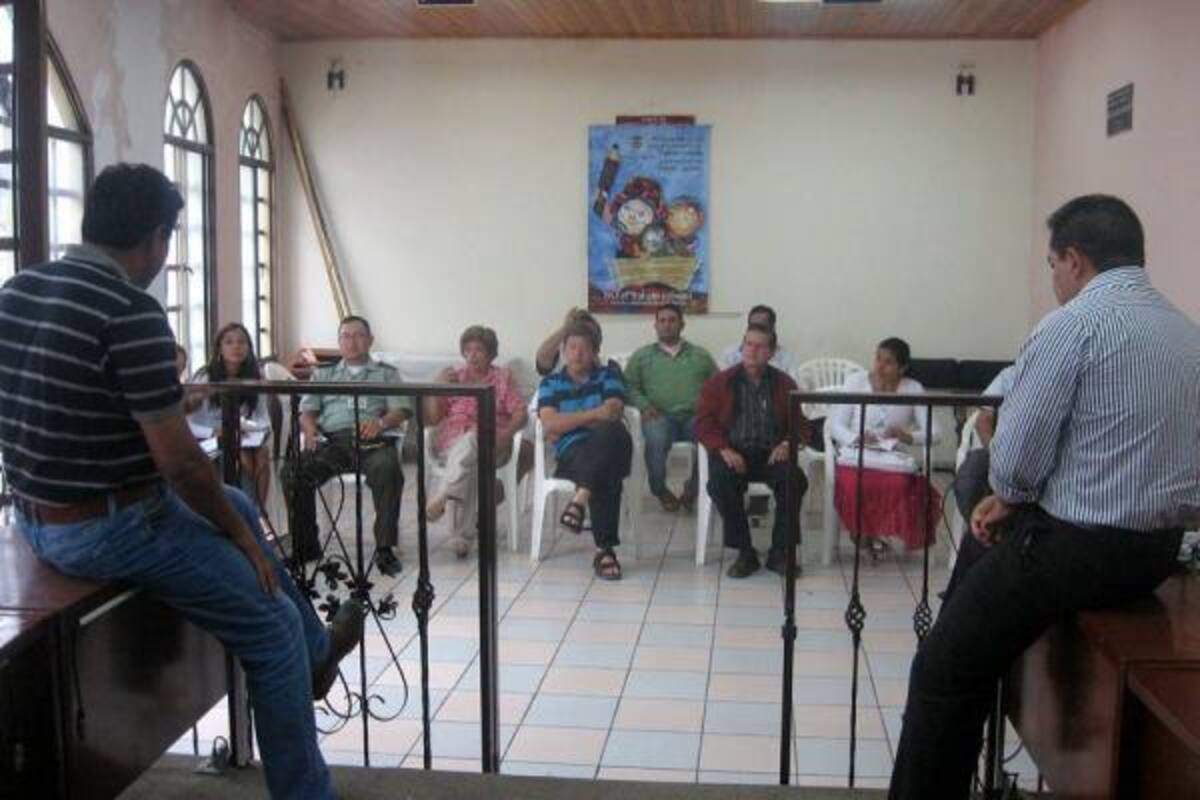 El pasado lunes en el Concejo municipal, el registrador, Carlos Julio Miranda y el alcalde, Jorge Ardila presentaron a los delegados de los partidos políticos el proyecto de zonificación electoral para Barbosa.(Foto: Nancy Acuña /VANGUARDIA LIBERAL)