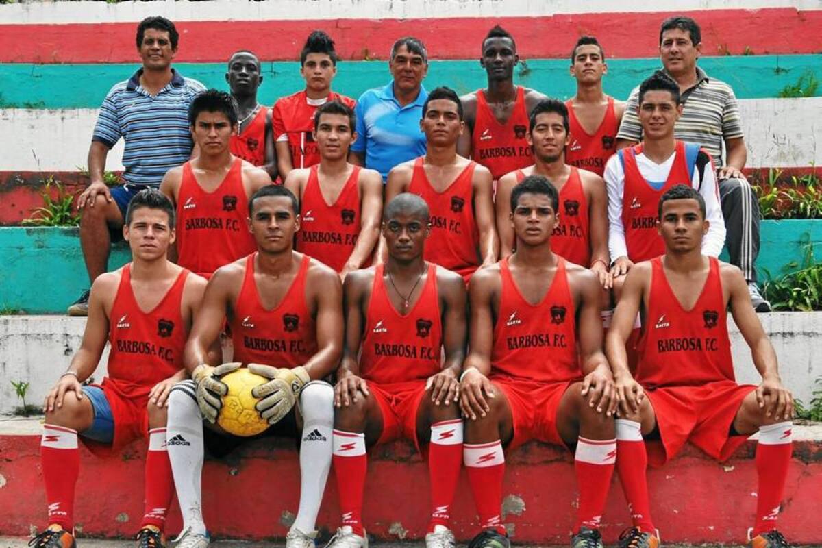Integrantes del equipo La Bombonera F.C. Barbosa, acompañados por el entrenador Freddy Zuaterna y el gerente del equipo Carlos Carrillo, y el vicepresidente del onceno Barboseño. (Foto: Luis Fernando Martínez Vargas/VANGUARDIA LIBERAL)