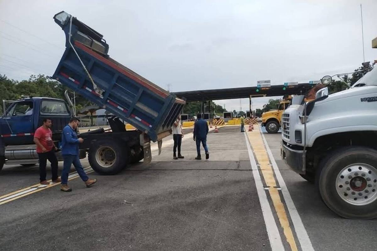 Vía Bucaramanga - Barrancabermeja : Bloqueo en peaje de La Lizama por parte de volqueteros | Tomado de redes sociales