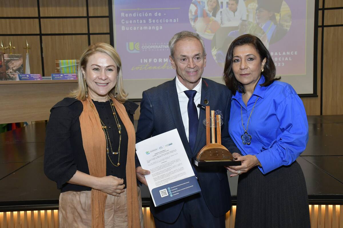 Directora Prafa Reconocimiento de la UCC a Sergio Eduardo Prada Marín