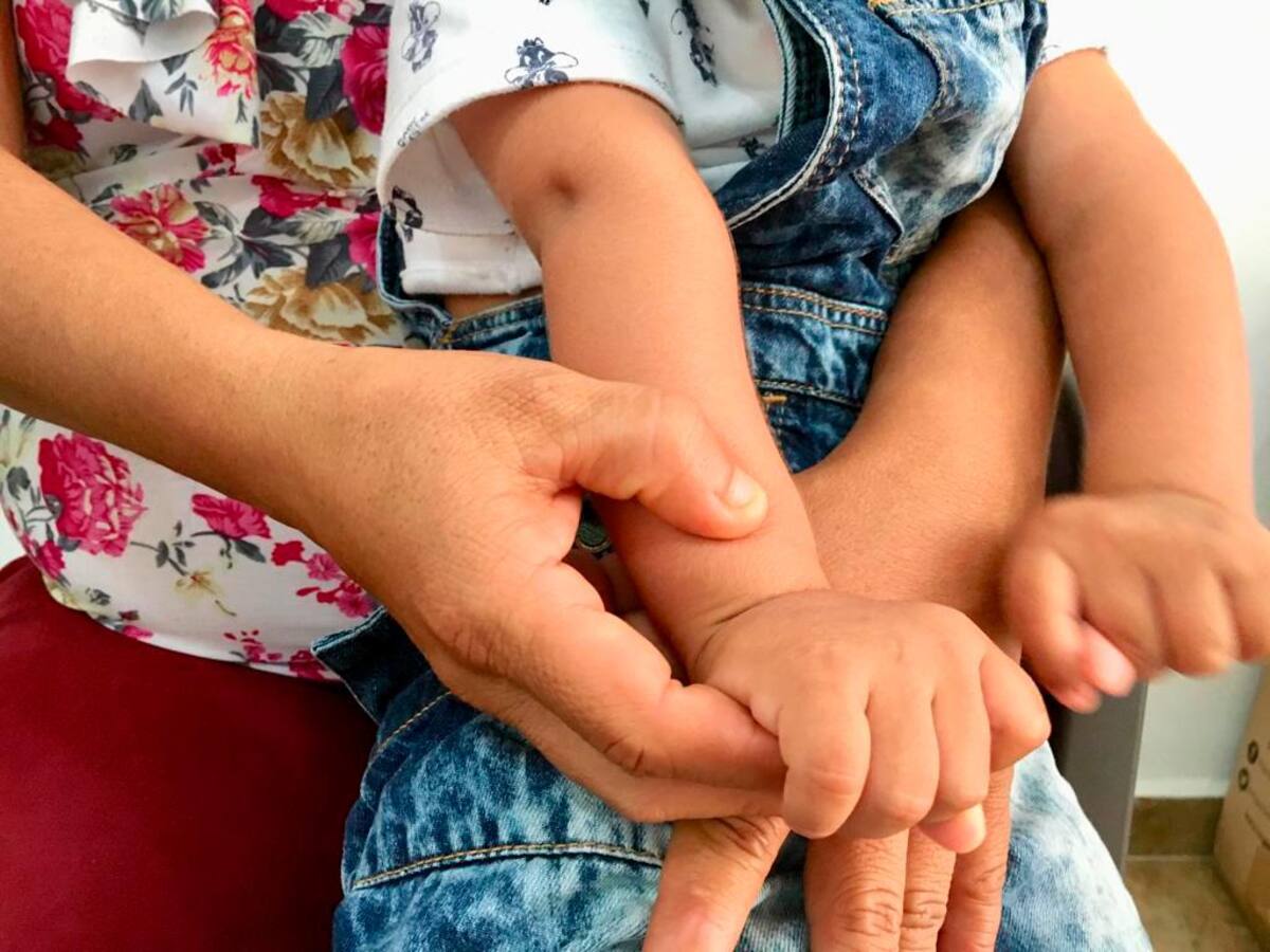 Diariamente la mujer y su nieto deben cumplir una cita con el Hospital Regional Manuela Beltrán. Un grupo de profesionales realiza terapias físicas y de fonoaudiología al pequeño Dilan.