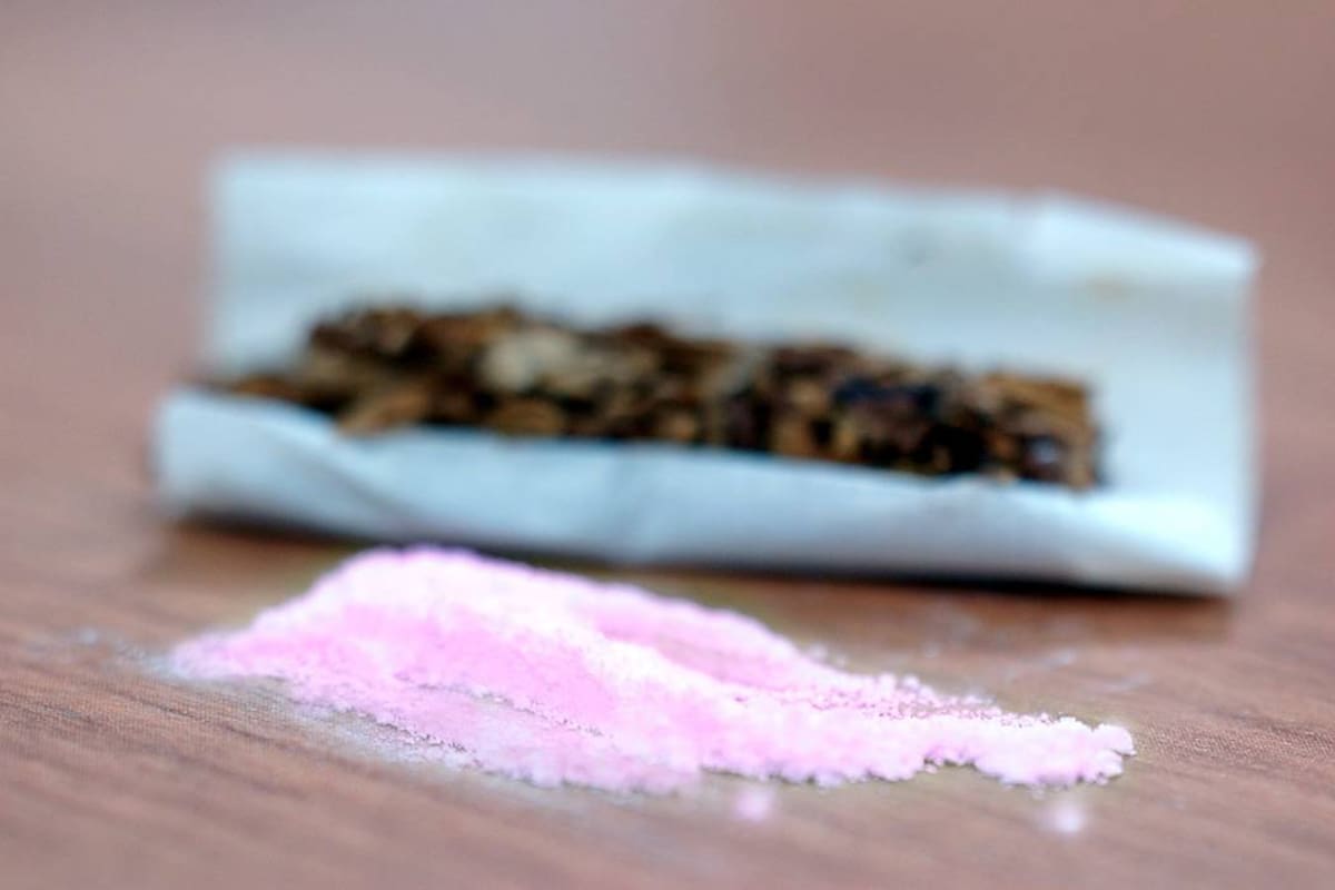 El ‘2CB’ puede encontrarse en polvo o pastillas de varios colores, los más populares son el rosado y el morado. Se trata de una droga sintética, de la ‘familia’ del éxtasis. (Foto: Montaje: Jaime del Río / VANGUARDIA LIBERAL)