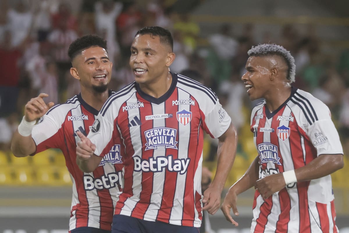 Luis Muriel (c) anotó un doblete en el triunfo del Junior ante Sporting Cristal en un partido de la fase de grupos de la Copa Libertadores en el estadio Jaime Morón en Cartagena (Colombia). EFE/Ricardo Maldonado