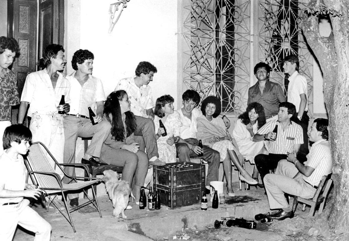 Los vecinos tenían la costumbre de reunirse al frente de sus casas a compartir unas buenas cervezas. (Foto: Archivo / VANGUARDIA)