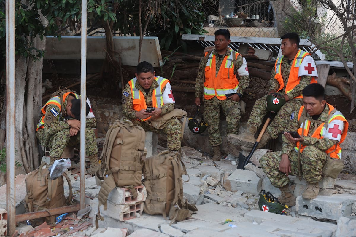 AME6492. LA GUARIA (VENEZUELA), 01/07/2026.- Rescatistas descansan tras la búsqueda de personas desaparecidas por el doble terremoto de magnitudes 7,2 y 7,5, este miércoles, en Catia La Mar, La Guaira (Venezuela). EFE/ Miguel Gutiérrez