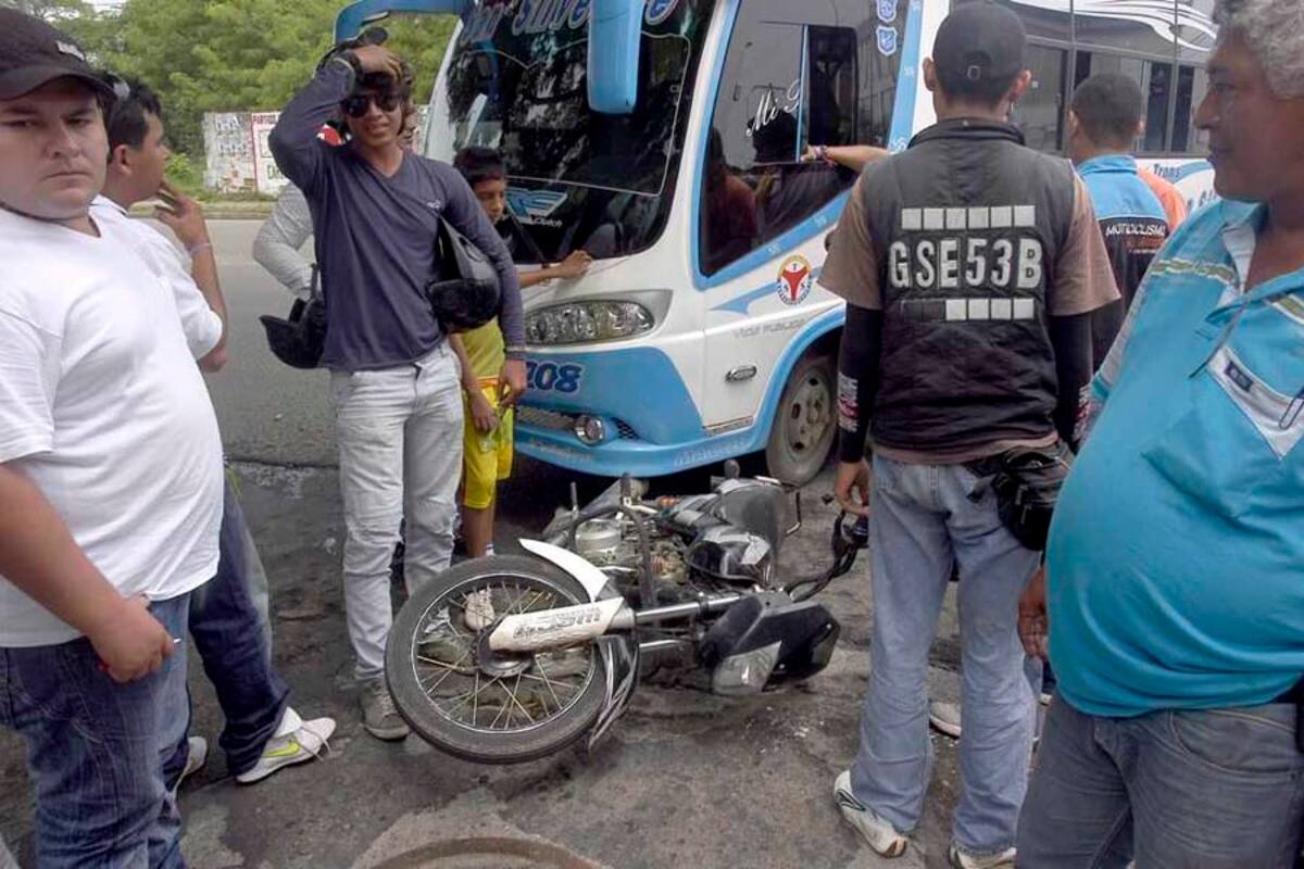 Dos accidentes de motocicletas dejan a dos personas heridas (Foto: Édgar Pernett/VANGUARDIA LIBERAL)