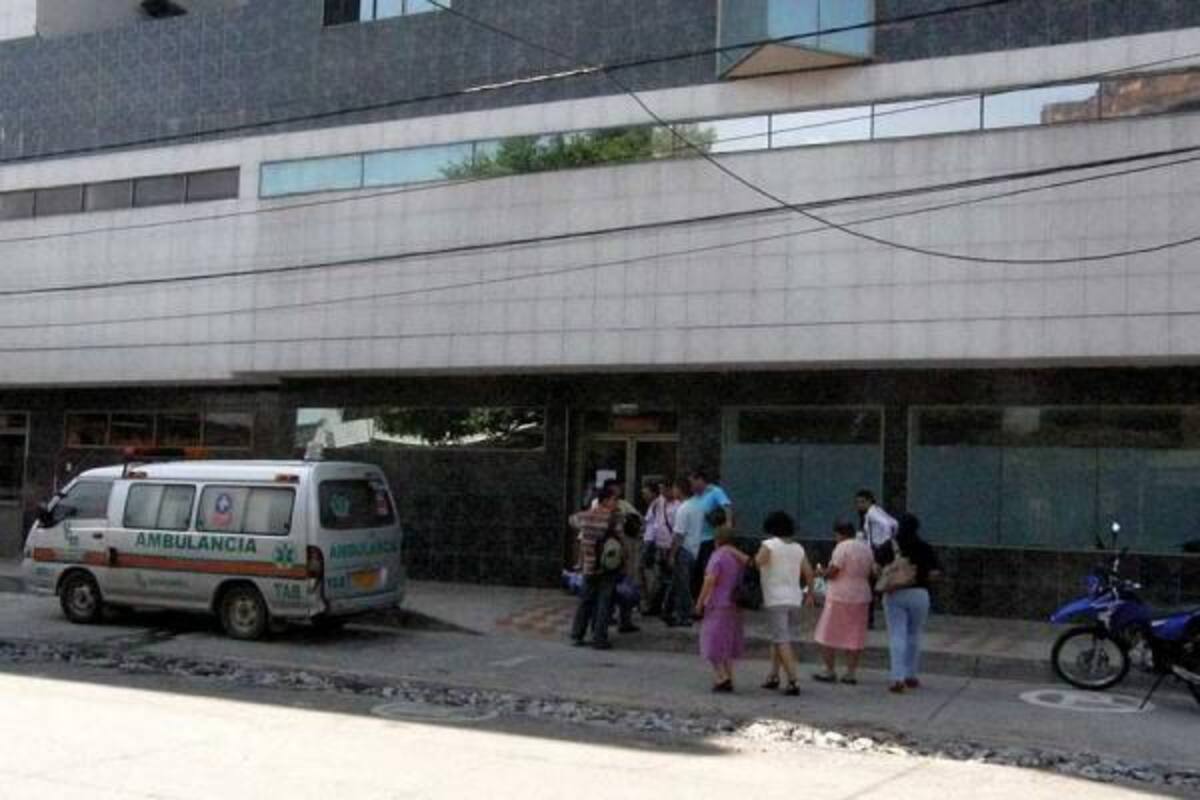 Un vigilante resultó herido a las afueras del colegio 26 de Marzo, luego del hecho fue trasladado hasta la clínica La Magdalena.(Foto: Archivo/VANGUARDIA LIBERAL )