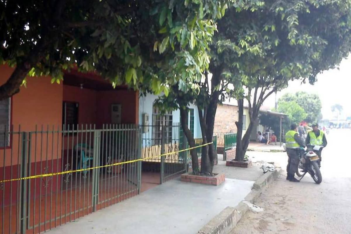 El hombre leía el periódico en la entrada de su casa, cuando dos hombres en motocicleta abrieron la reja y lo intimidaron con un arma de fuego para que entregara la cadena de oro que usaba. En el forcejeo, la víctima recibió dos tiros. (Foto: Julián Espinosa/VANGUARDIA LIBERAL)