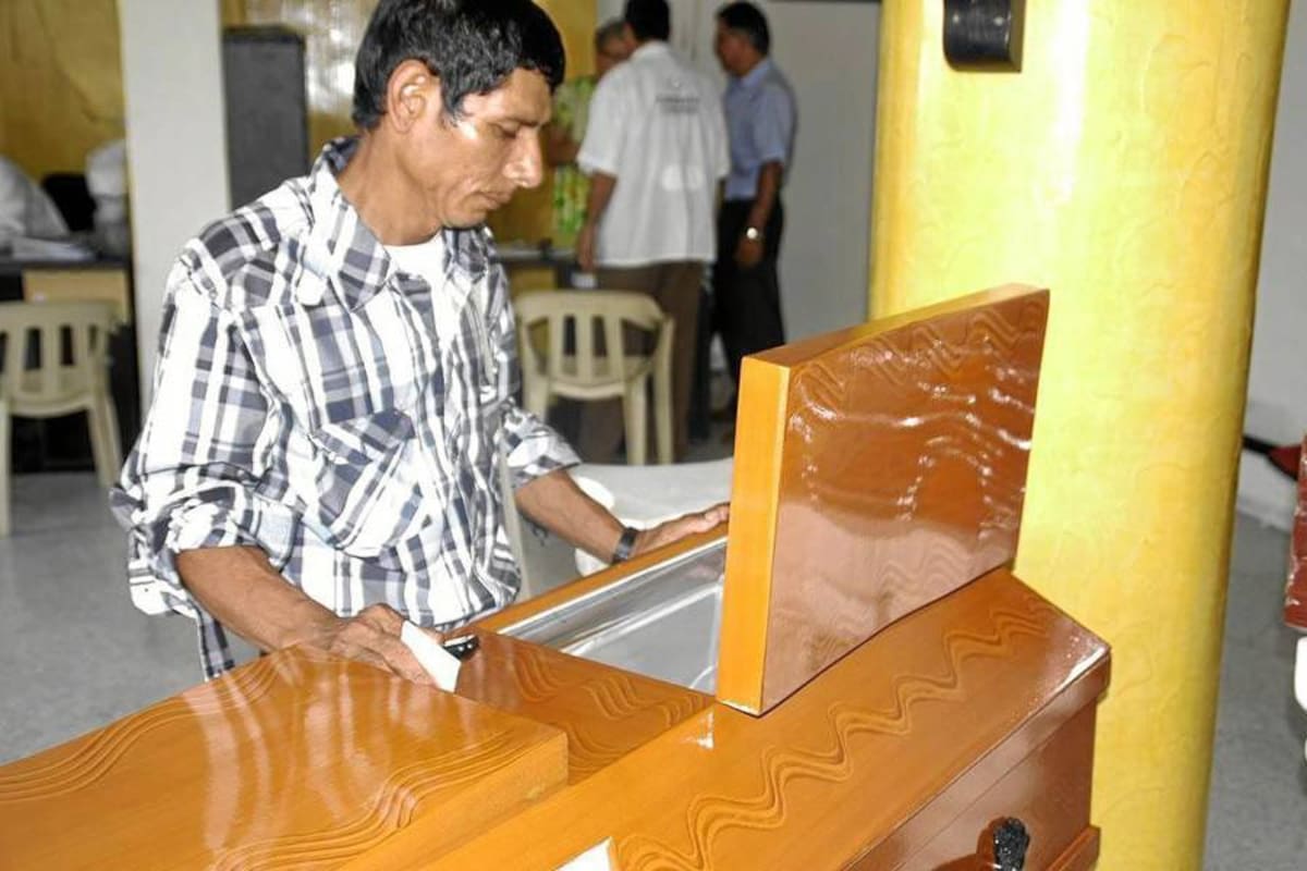 Familiares de Gustavo Andrés Ávila Llanos, de 16 años, identificado por el Ejército Nacional con el alias de ‘Brayan’, será enterrado hoy en el cementerio La Resurrección. (Foto: Edgar Pernett/VANGUARDIA LIBERAL )