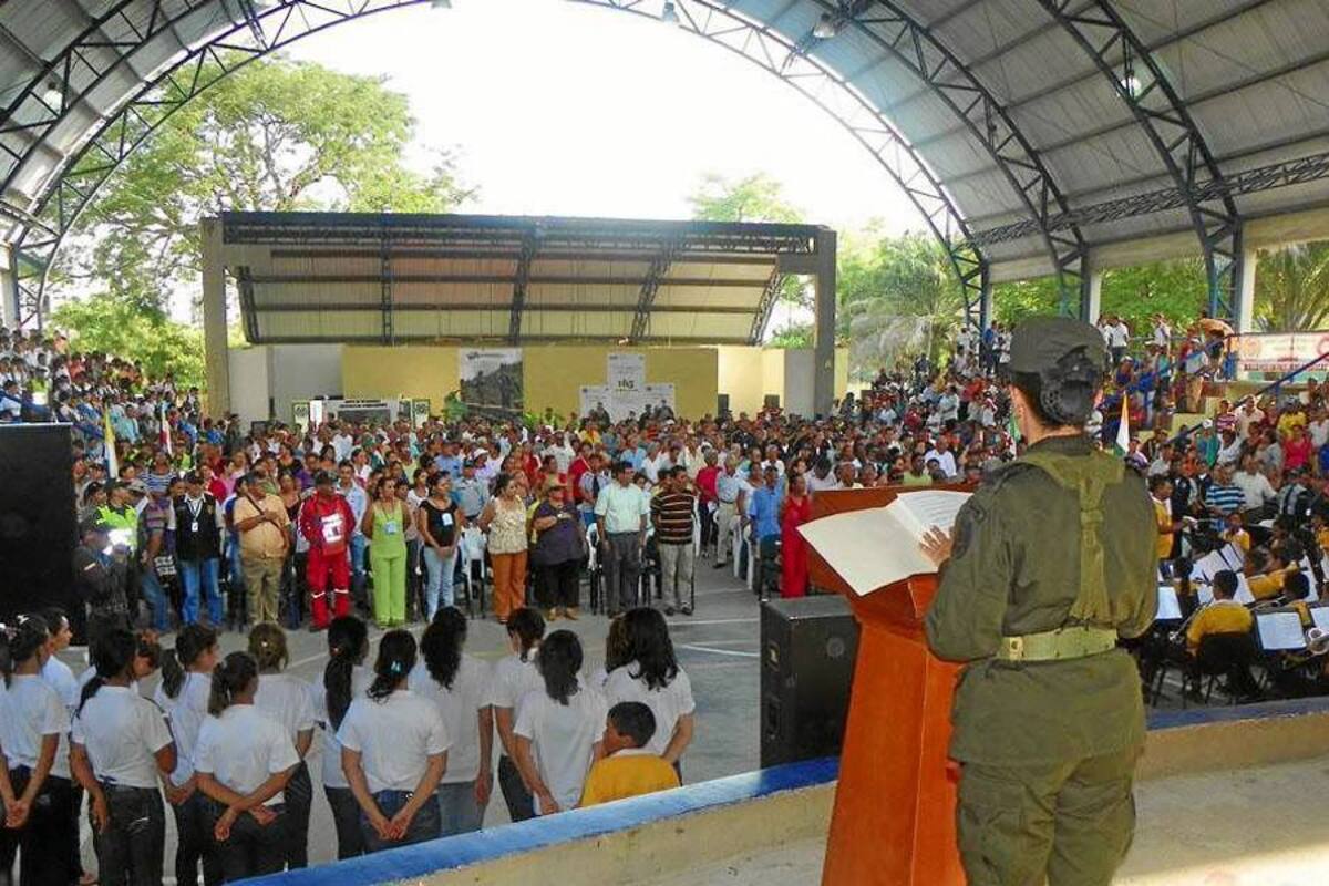 Autoridades presentaron en el colegio Casd la campaña Corazón Verde, estrategia con la que la Policía Nacional busca acabar con los delitos menores en el país. (Foto: Suministrada/VANGUARDIA LIBERAL)