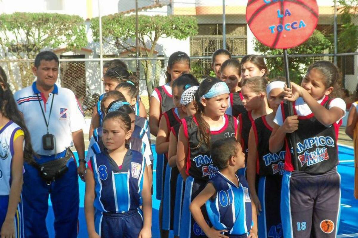 26 clubes infantiles de baloncesto participaron el pasado fin de semana de la inauguración del I Torneo de Baloncesto Municipal, organizado por el Club Comultradeba. (Foto: Suministrada/VANGUARDIA LIBERAL)