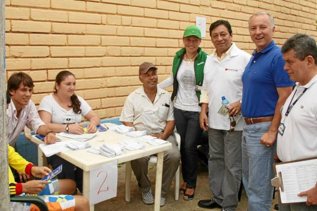 El alcalde de Bucaramanga, Luis Francisco Bohórquez, y el personero local, Augusto Rueda recorrieron los puestos de votación.