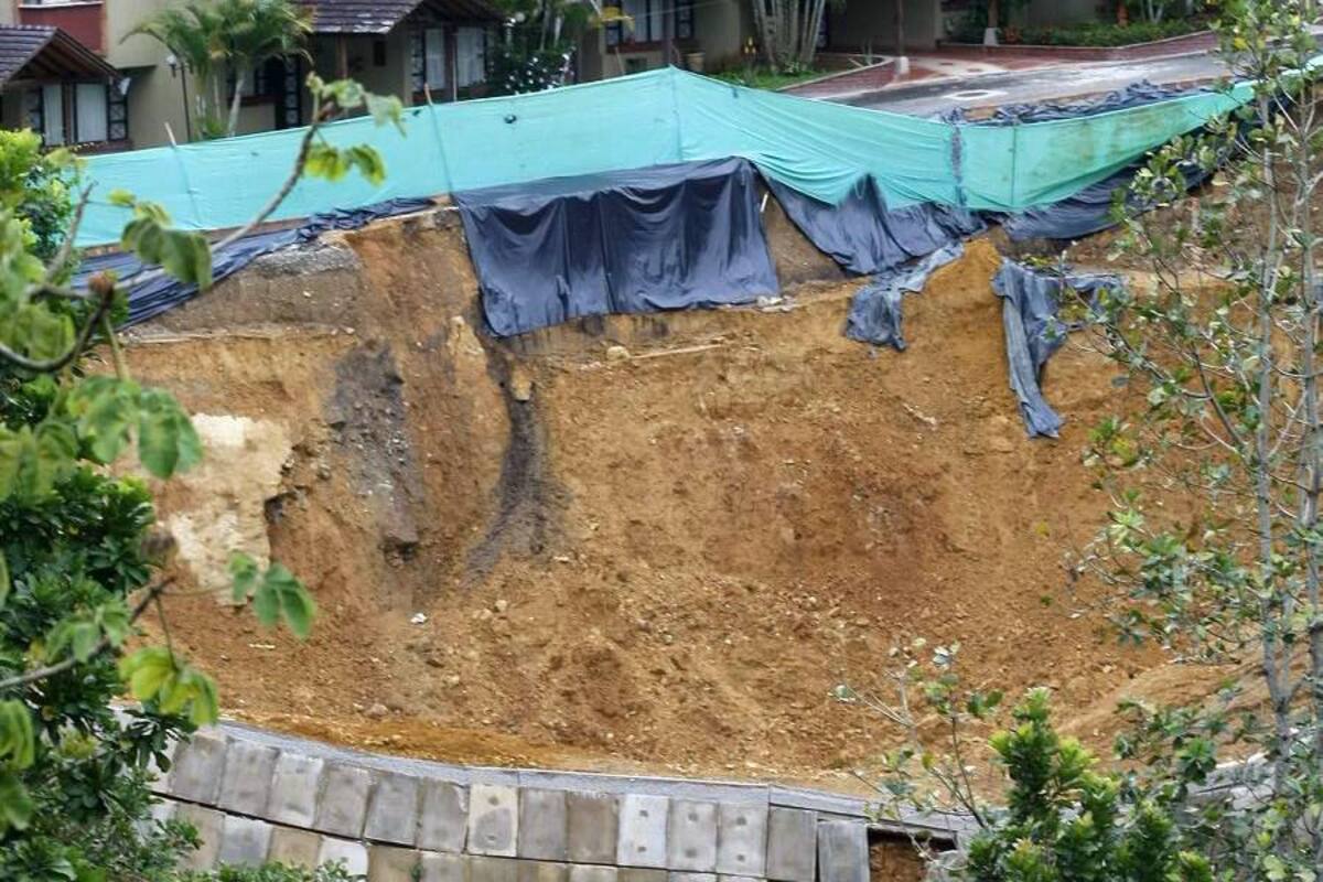 El desplome de este talud tiene en peligro la estabilidad de este conjunto residencial. (Foto: Fotografía: César Flórez León / VANGUARDIA LIBERAL)