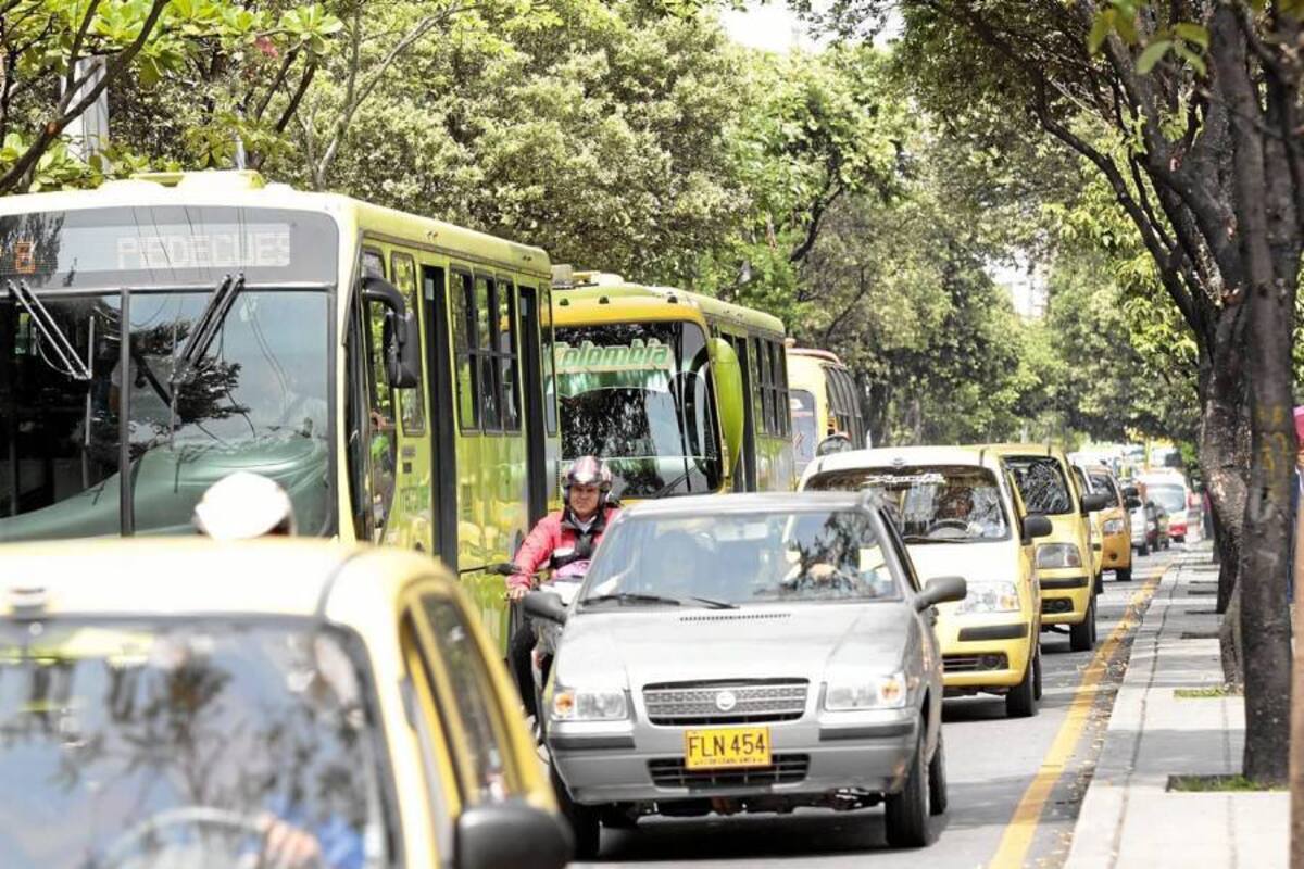La capacidad vial de la carrera 33 queda reducida en un 50% debido a las constantes paradas de buses y taxis que se detienen a recoger pasajeros. En algunos casos, los conductores particulares y motociclistas se estacionan en sitios no permitidos, bajo la excusa de que nos se van a demorar. (Foto: Javier Gutiérrez / VANGUARDIA LIBERAL)