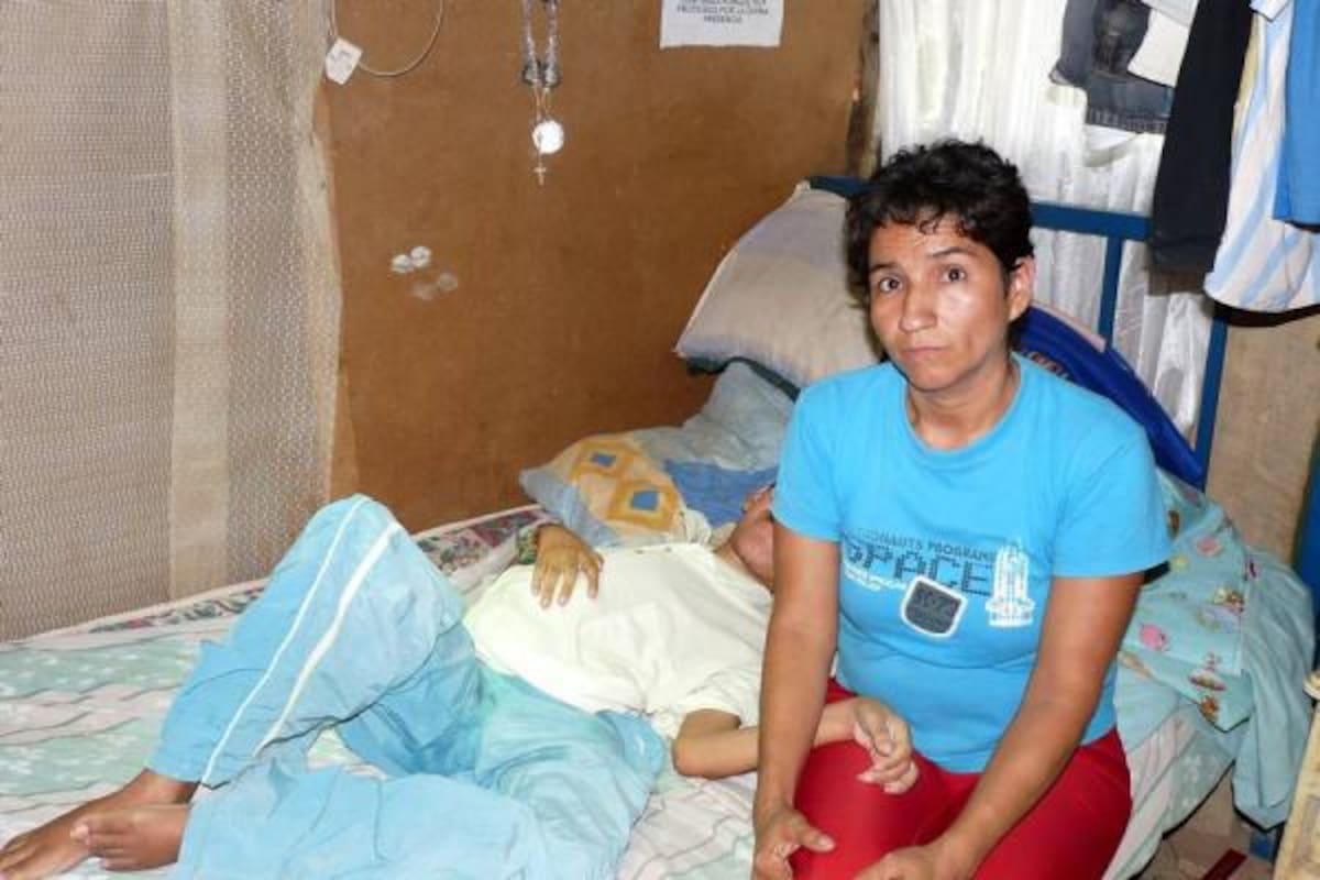 Yamir Campos: Es un joven de 16 años de edad en condición de discapacidad, que hace más de 5 años no sale de su casa que hoy se encuentra en alto riesgo por los efectos del invierno sobre el terreno en el que fue construida. (Foto: Nelson Díaz / VANGUARDIA LIBERAL)