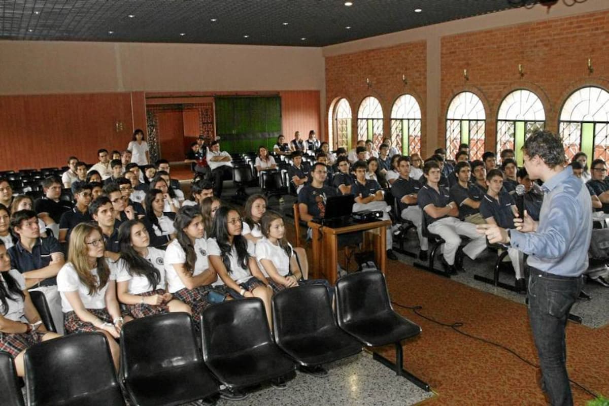 Las conferencias que se les dictan a los estudiantes, de manera periódica, son claves para sus futuros profesionales. Además, estas disertaciones les reafirman sus valores humanos y ciudadanos. (Foto: César Flórez León / VANGUARDIA LIBERAL)