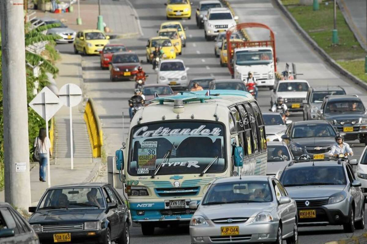Las direcciones de tránsito de los cuatro municipios son los autorizados para imponer sanciones de tránsito a los conductores que operen sin tarjeta de operación. No obstante, de manera paralela, se está realizando un proceso en el AMB para sancionar a las empresas transportadoras. (Foto: César Flórez / VANGUARDIA LIBERAL)