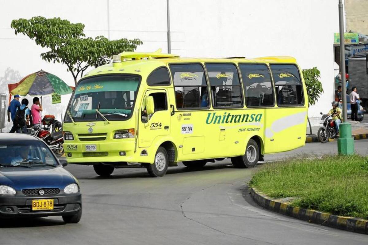 Este curioso bus con la leyenda ‘Unitransa nos mueve’ viene desde hace unos días circulando por el área metropolitana de Bucaramanga, cubriendo la ruta Bahondo – Carrera 33. (Foto: César Flórez / VANGUARDIA LIBERAL)