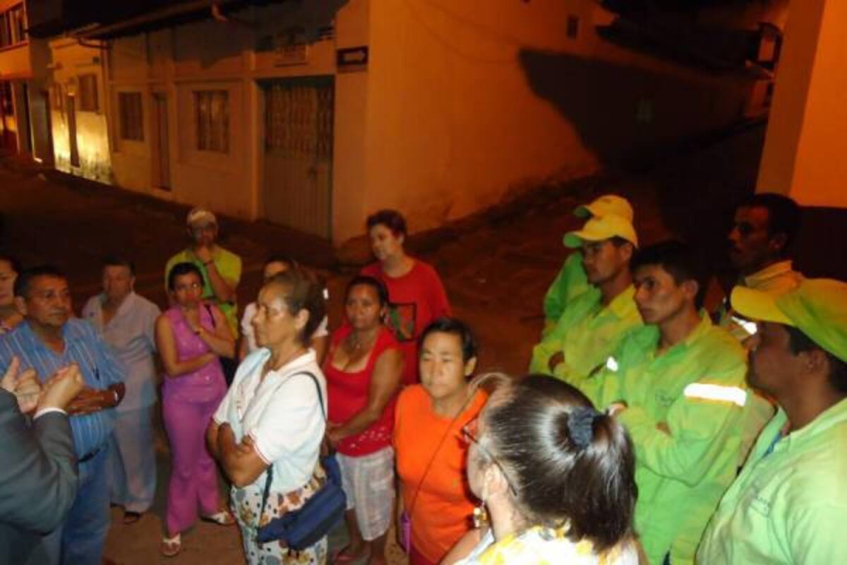 Aspectos de la reunión en la localidad donde se presentó la falla y se generó la contaminación, con asistencia del personal de Sespa y la comunidad. (Foto: Suministrada/VANGUARDIA LIBERAL)