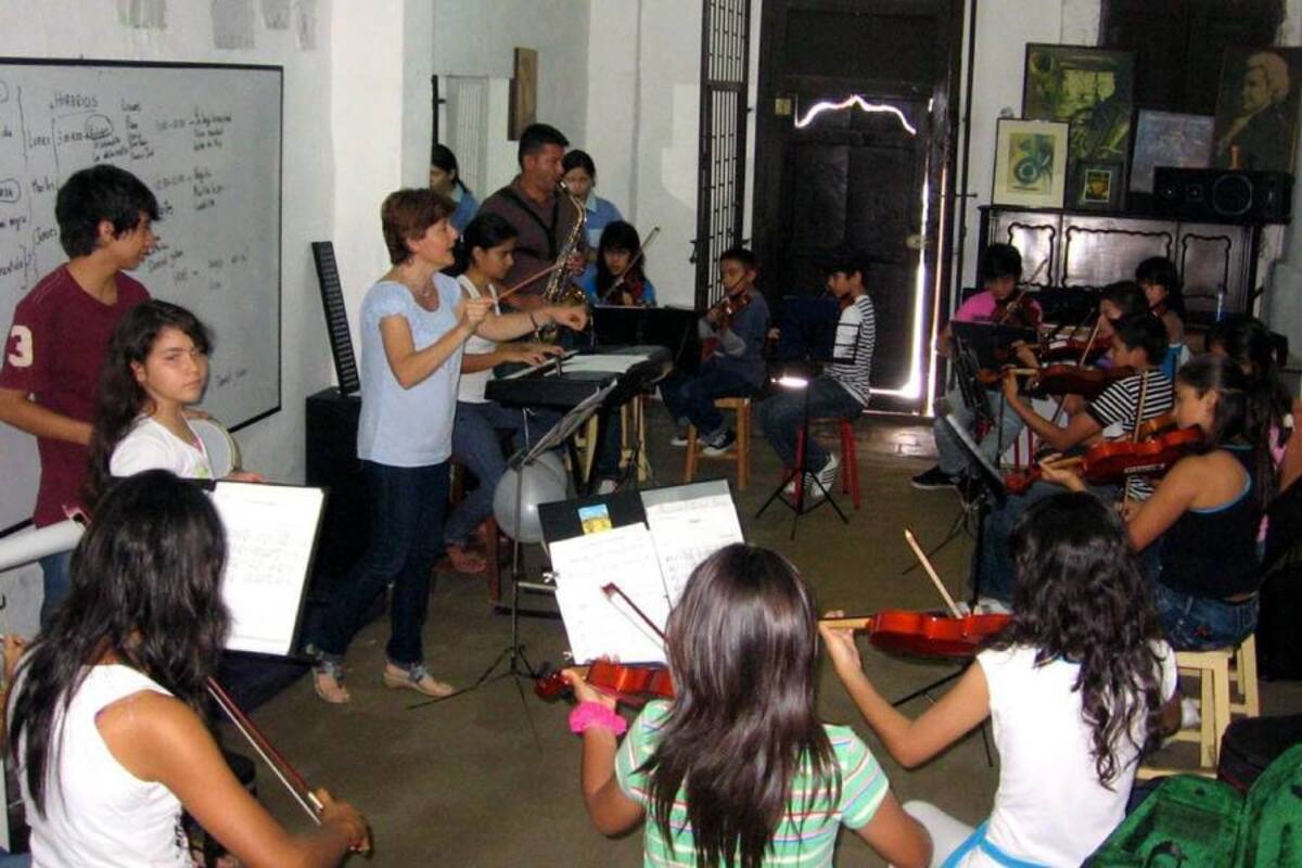 Muy acuciosos los jueves, viernes y sábado en las tardes ensayan los jóvenes y niños de la Orquesta de la Escuela de Música de la Casa de la Cultura, en un salón que se acondicionó para las prácticas. (Foto: Nancy Gómez/VANGUARDIA LIBERAL)