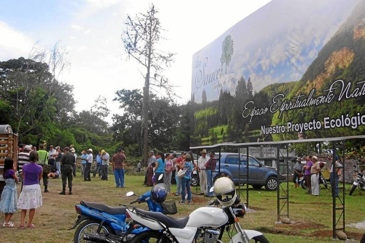 Aspectos del pronunciamiento de los socorranos en oposición a que la obra se haga en esta vereda, en donde residen numerosas familias y hay nacimientos de agua. (Foto: Nancy Gómez/VANGUARDIA LIBERAL)