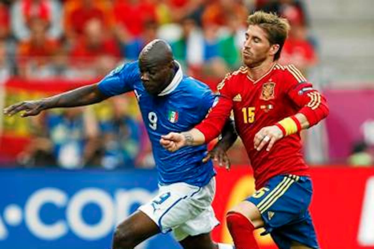 España ya tiene plan para la final de la Eurocopa de fútbol: intentar desconectar el temible eje italiano formado por Andrea Pirlo, Antonio Cassano y Mario Balotelli. La final está completamente abierta y solo hasta mañana se sabrá qué planteamiento fue el más acertado, si España buscando defender con la tenencia de la pelota o el de Italia con su nueva imagen ofensiva. (Foto: AFP / VANGUARDIA LIBERAL )