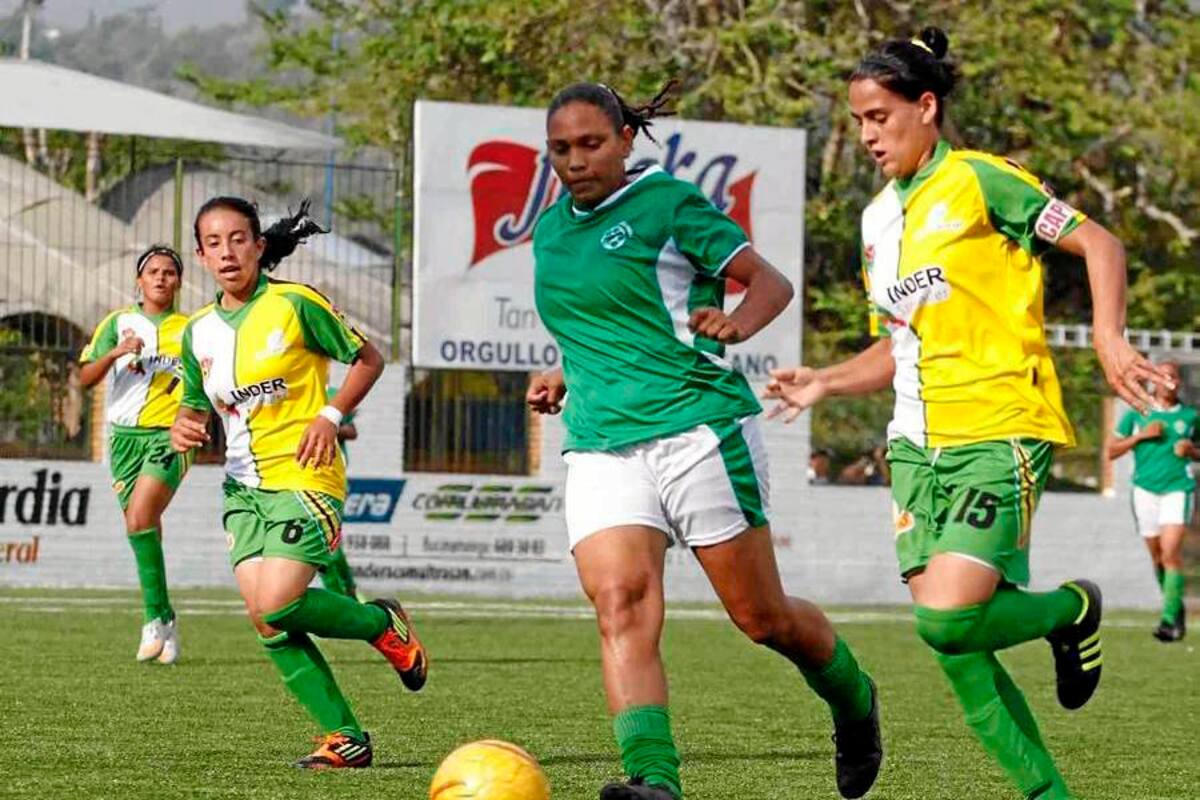 Demostrando que tienen hambre de gloria, las chicas de la selección Santander de fútbol femenino derrotaron ayer en la Cancha Marte 5 – 0 a La Guajira, en la primera fecha del Campeonato Nacional, que es clasificatorio a los Juegos Nacionales. (Foto: Nelson Díaz / VANGUARDIA LIBERAL)