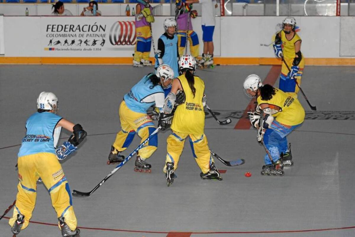 La selección Colombia femenina de hockey en línea entrenó ayer en el Coliseo Bicentenario, donde mañana debutará ante México a las 7:30 de la noche. (Foto: Jaime del Río / VANGUARDIA LIBERAL )