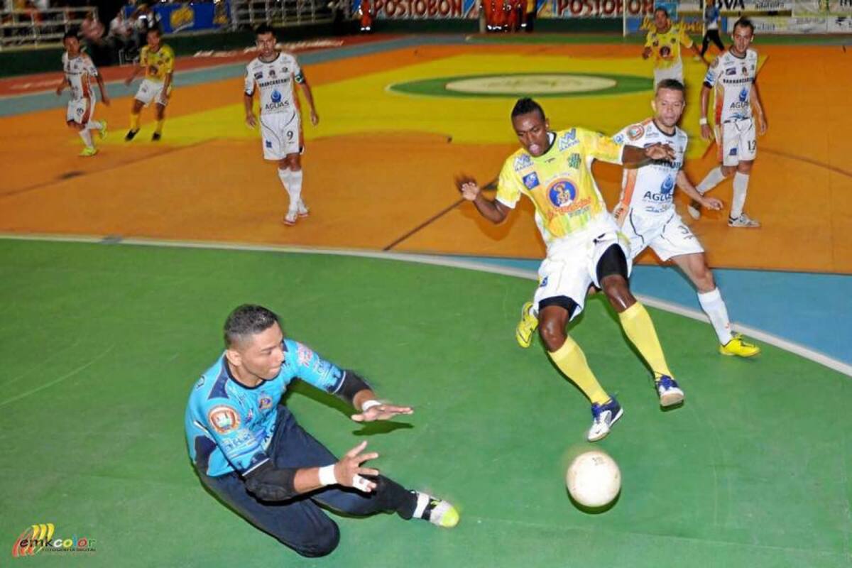 Bucaramanga FSC le propinó un duro golpe a Barrancabermeja CF, luego de imponerse 4-1 y ampliar a tres puntos la diferencia entre ambos equipos en la tabla de posiciones. (Foto: Suministrada / VANGUARDIA LIBERAL)