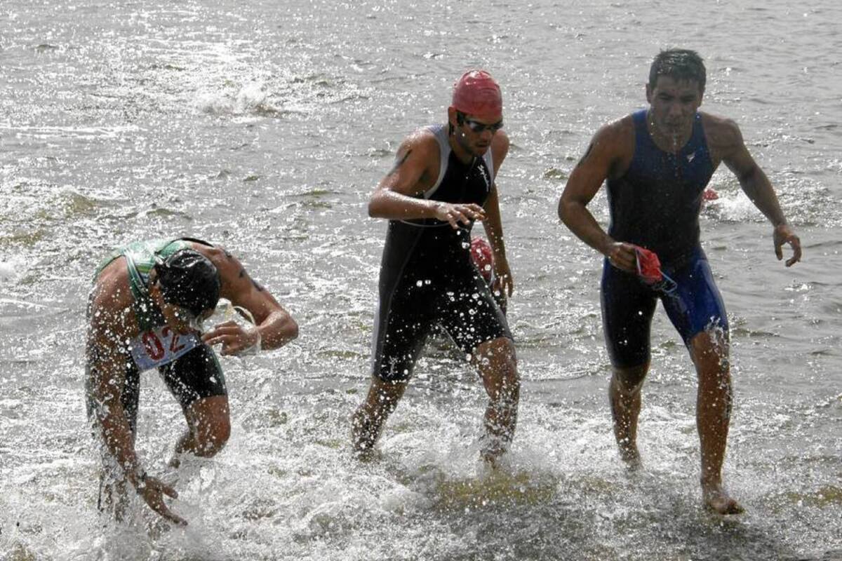 Andrés Felipe Rodríguez (derecha) fue uno de los santandereanos destacados en la II parada de la Copa Colombia de Triatlón disputada en la isla de San Andrés. (Foto: Archivo / VANGUARDIA LIBERAL )