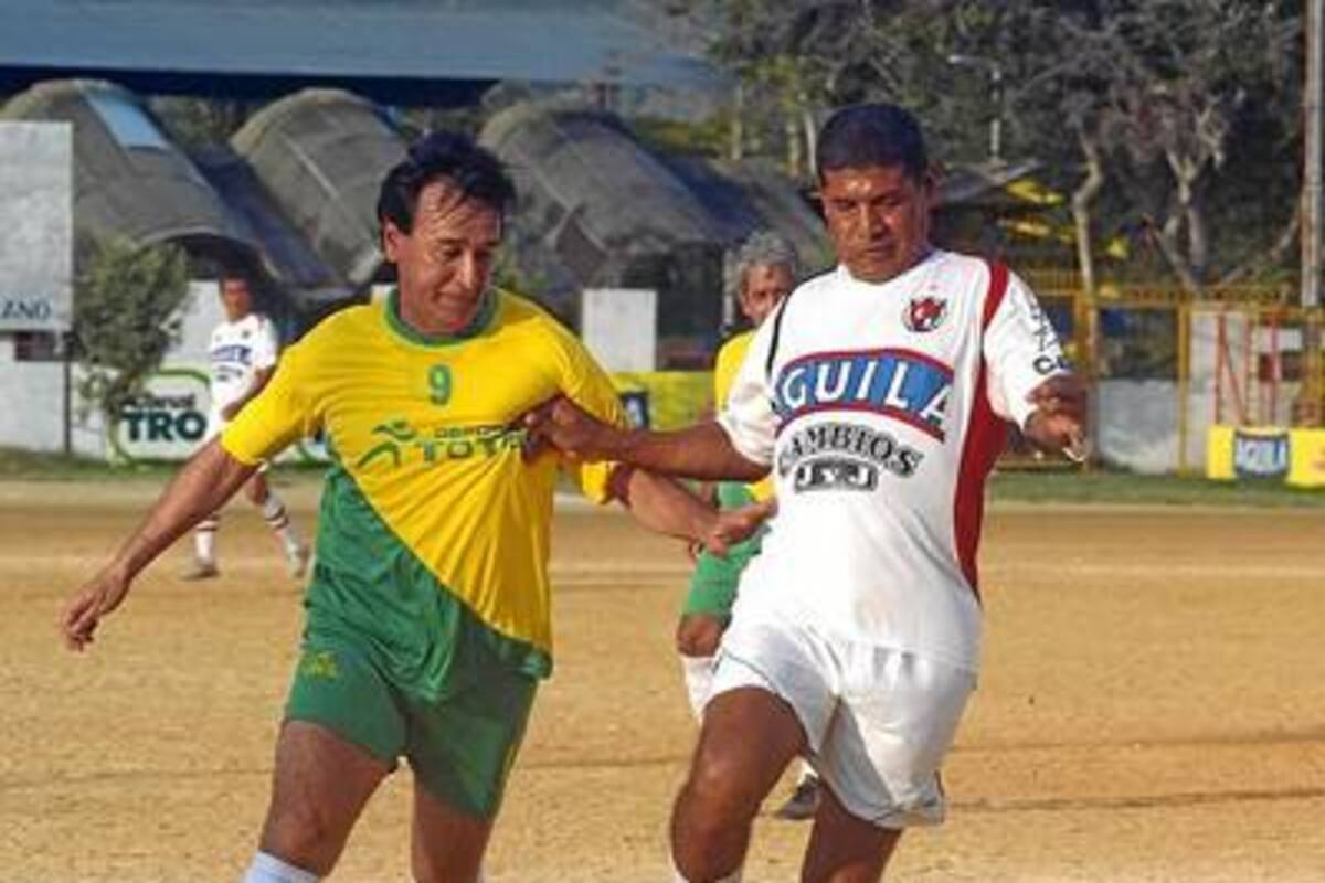El año pasado fue la última edición del Día de Fútbol Santandereano que se disputó en la polvorienta cancha Marte. Este año, el remodelado escenario ofrecerá su nuevo ‘tapete’ sintético para ver buen fútbol con las grandes glorias del ‘deporte rey’ de Santander. (Foto: Archivo / VANGUARDIA LIBERAL)