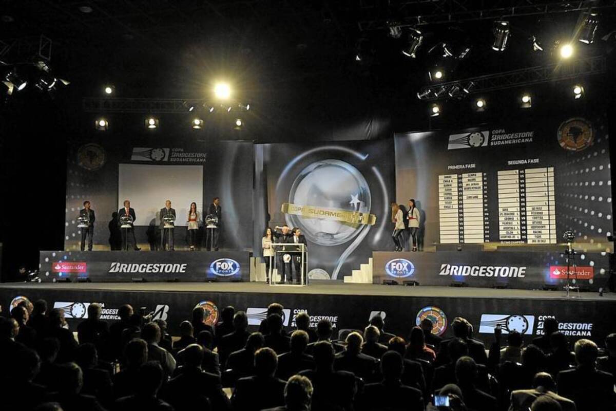 La Confederación Suramericana de Fútbol (Conmebol) realizó ayer el sorteo de la undécima edición de la Copa Suramericana, en la que participarán 47 equipos entre el 27 de julio y el 12 de diciembre próximo. (Foto: AFP / VANGUARDIA LIBERAL)