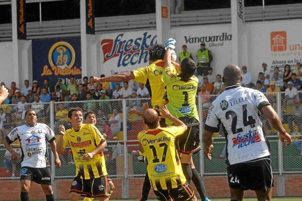 Droguería Central venció 2-1 a Real Santander y asumió el primer lugar del Grupo B del XXXI Torneo de la Cancha Marte, en el partido que abrió la tercera jornada. Hoy a partir de las 7:45 a.m. se complementará la fecha. (Foto: Archivo / VANGUARDIA LIBERAL)