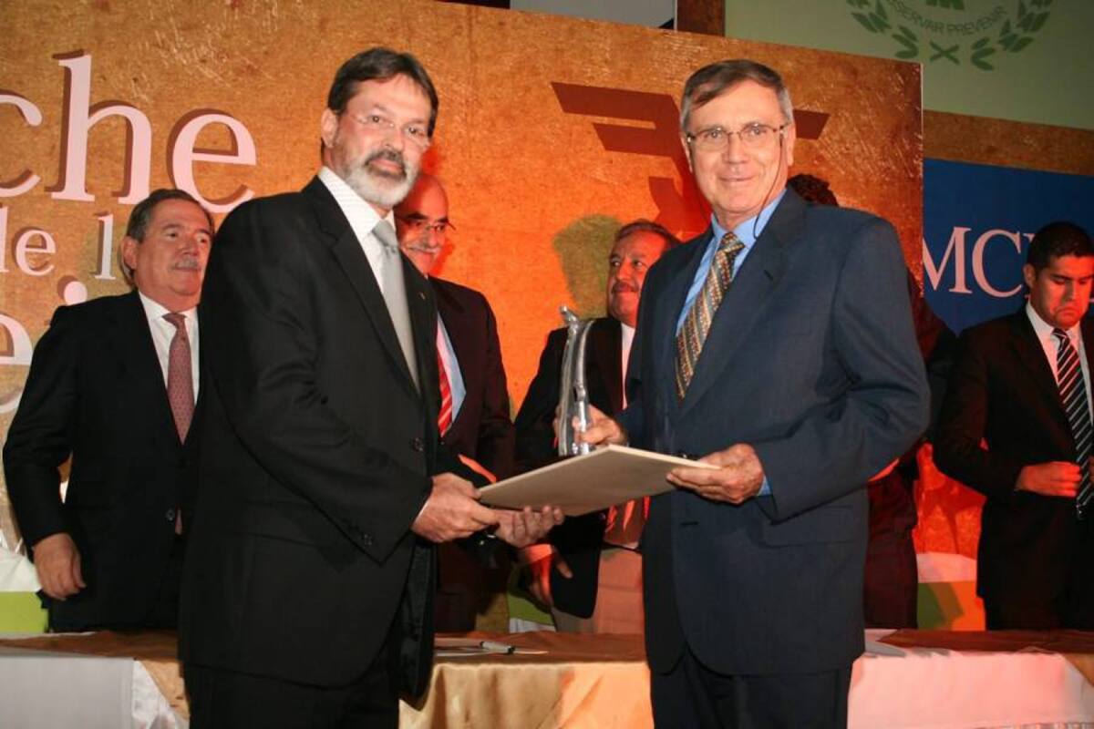 Francisco Serrano, Presidente de Distraves, recibió una de las cinco menciones comerciales que entregó Fenalco en la Noche de los Mejores. Recibió el reconocimiento de Luis Alfonso Gómez, presidente de la Junta Directiva de Fenalco Santander. (Foto: Mauricio Betancourt / VANGUARDIA LIBERAL)