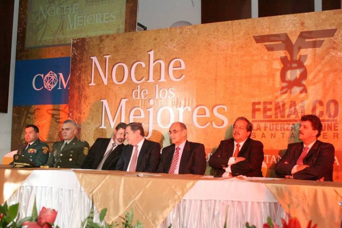 En la mesa, de izquierda a derecha: Coronel Rayo Oviedo, comandante de infantería Brigada No. 14; Brigadier General, José Ángel Mendoza Guzmán, Comandante de la Policía Metropolitana de Bucaramanga; Luis Alfonso Gómez, presidente de la Junta Directiva de Fenalco Santander; Adolfo Botero Nieto, presidente nacional de Fenalco; Horacio Serpa Uribe, Gobernador de Santander; Hector Moreno Galvis, Alcalde (D) de Bucaramanga; Adolfo Botero Machado, presidente Junta Directiva Fenalco nacional. (Foto: Mauricio Betancourt / VANGUARDIA LIBERAL)