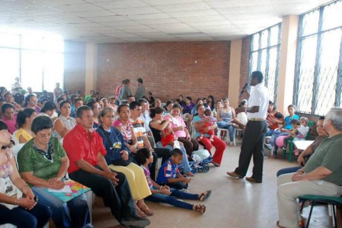 Con la comunidad estuvieron presentes tanto el personero municpal, Enrique Miranda; como el coordinador de la UAO, Cecilio Ávila Navarro.(Foto: Suministrada./VANGUARDIA LIBERAL)