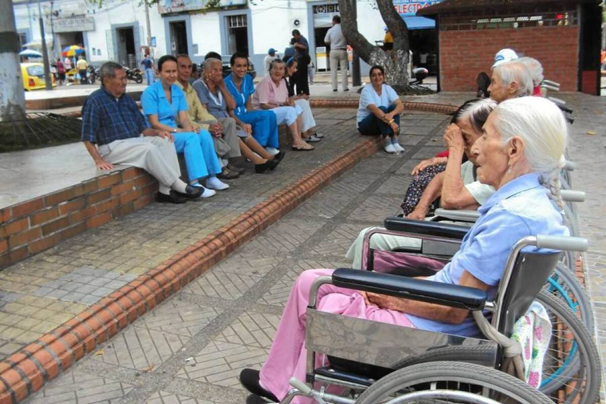 Los adultos mayores son ayudados por cuatro enfermeras que los acompañan en la caminata. (Foto: Brayner R. García Ardila/VANGUARDIA LIBERAL)