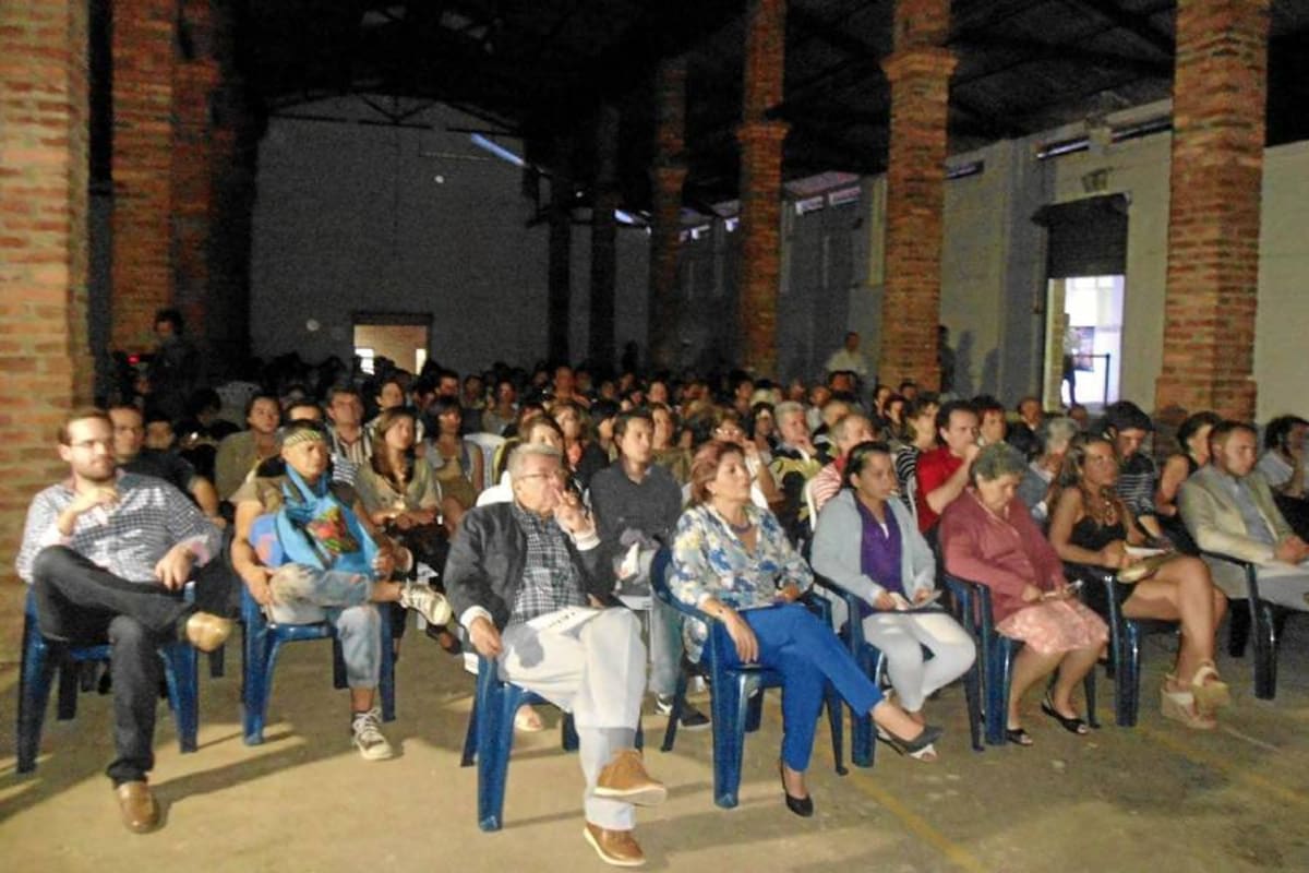 Momentos de la Apertura del Segundo Festival de Cine Internacional Barichara Ficba 2012, en la sala 1 ubicada en las antiguas bodegas de la Colombiana de Tabaco, donde también se tiene sala 2 y sala de exposición de artes plásticas. (Foto: Nancy Acuña R./VANGUARDIA LIBERAL)