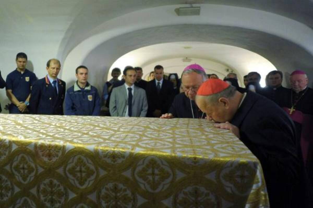 El arzobispo de Cracovia, Stanislaw Dziwisz, ex secretario del fallecido Papa, besa el ataúd de Juan Pablo II.(Foto: EFE / VANGUARDIA LIBERAL )