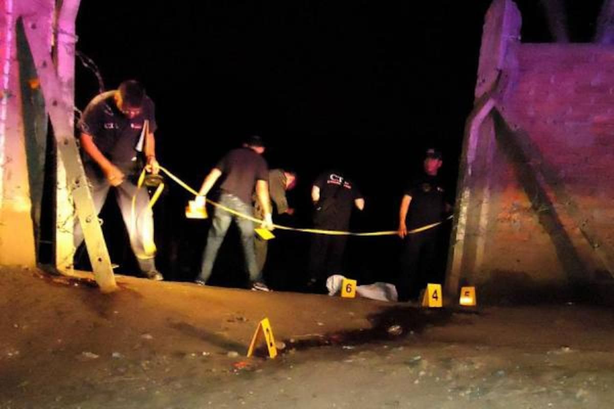 Agentes de la Unidad Móvil de Criminalística del Cuerpo Técnico de Investigación, CTI, de la Fiscalía, hicieron el levantamiento del cadáver. (Foto: archivo/VANGUARDIA LIBERAL)