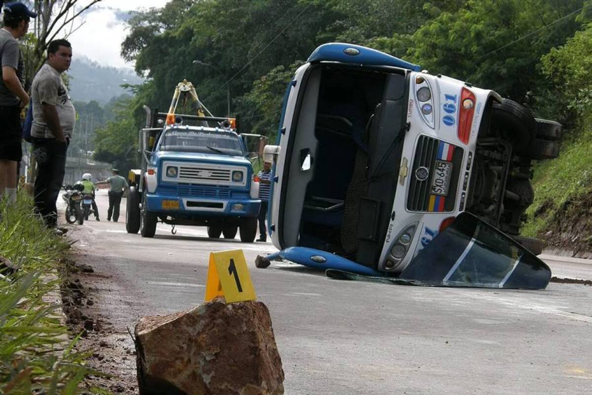 El accidente se registró ayer a las ocho de la mañana, en la vía entre Floridablanca y Piedecuesta, cerca de la entrada de Ruitoque Condominio. (Foto: Javier Gutiérrez/VANGUARDIA LIBERAL)