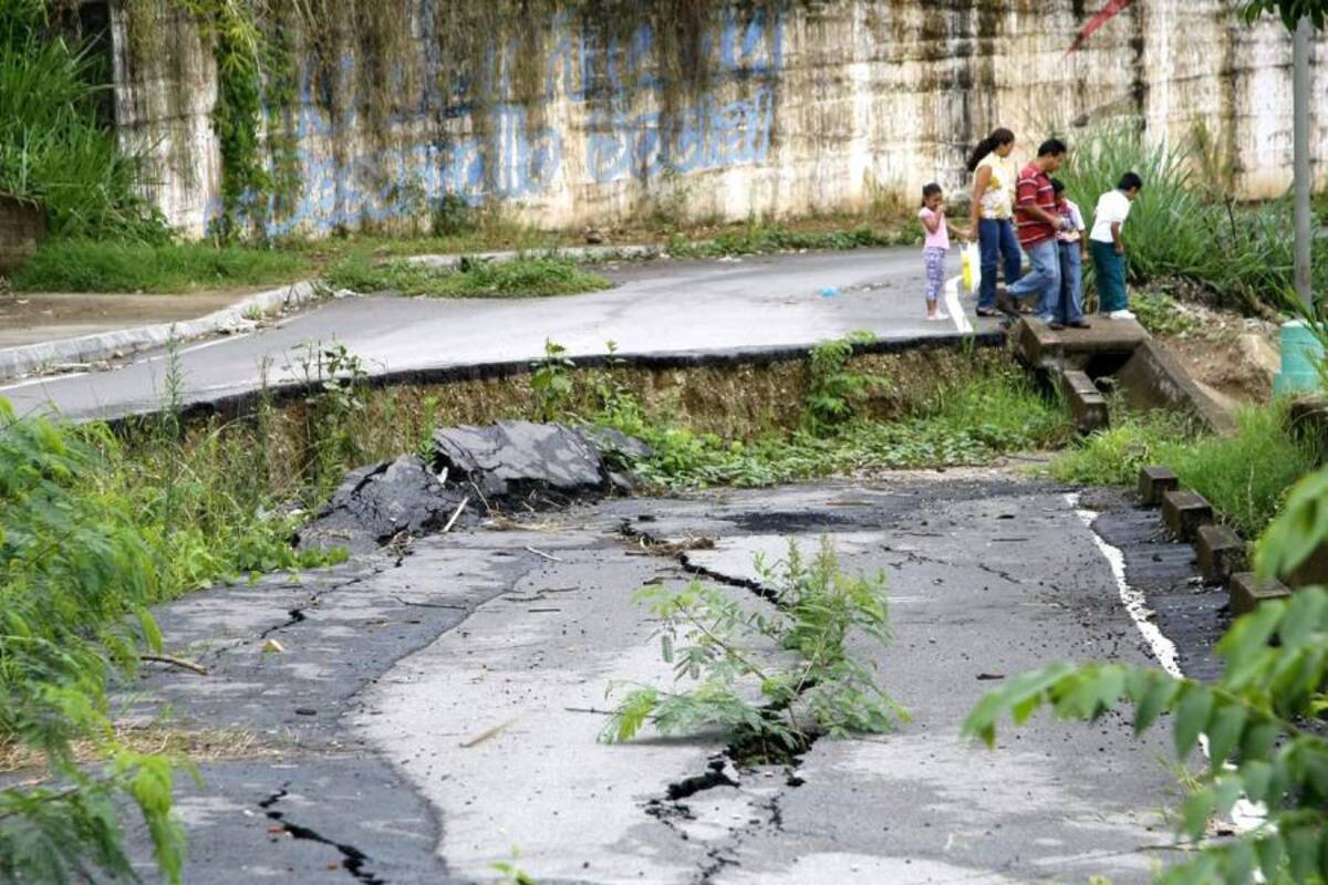La vía se hundió por la inestabilidad del suelo y la falta de obras de mitigación. (Foto: César Flórez/VANGUARDIA LIBERAL)